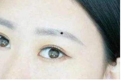 眉中藏有痣代表什么 命运如何